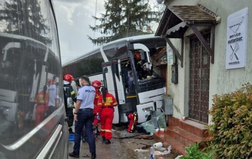 Grav accident de circulaţie în judeţul Bihor – un autocar cu 30 de persoane a intrat în gardul unei case. Şoferul a murit