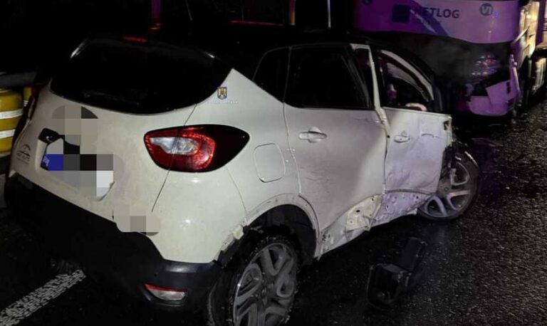 Caraş-Severin: O femeie a murit, după ce a intrat frontal într-un camion în timp ce fugea de Poliţie