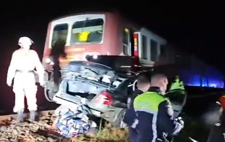 UPDATE/ VIDEO Accident feroviar grav la Podu Iloaiei: O femeie a decedat după ce autoturismul în care se afla a fost lovit de un tren