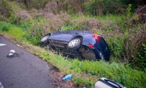 Hunedoara: O maşină a ieşit de pe carosabil. Doi copii şi mama lor, duşi de urgenţă la spital