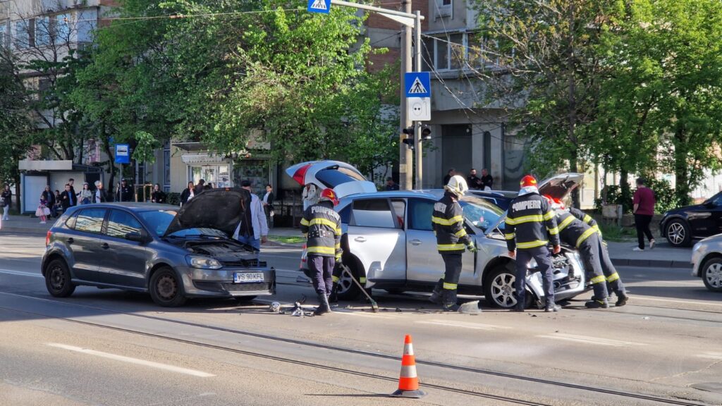  Doi vasluieni s-au „pupat” cu mașinile sub pasajul Octav Băncilă – FOTO