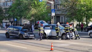 Doi vasluieni s-au „pupat” cu mașinile sub pasajul Octav Băncilă - FOTO