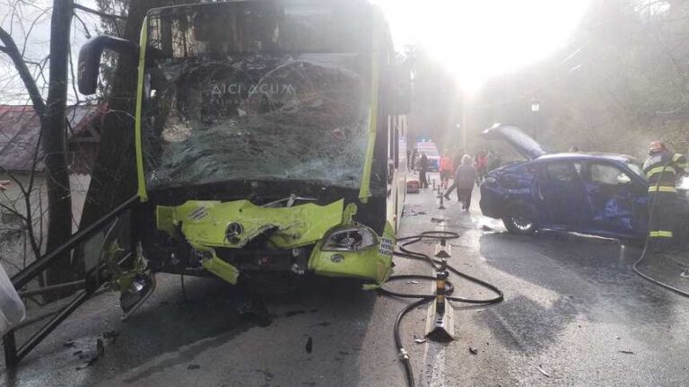 Prahova: Un autoturism şi un autocar s-au ciocnit, maşina fiind cuprinsă de un incendiu în urma impactului