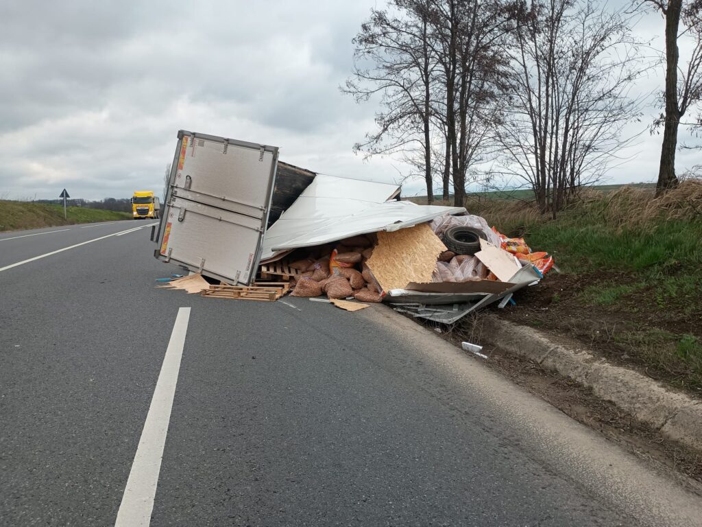  Un camion cu hrană pentru animale s-a răsturnat la Strunga – FOTO