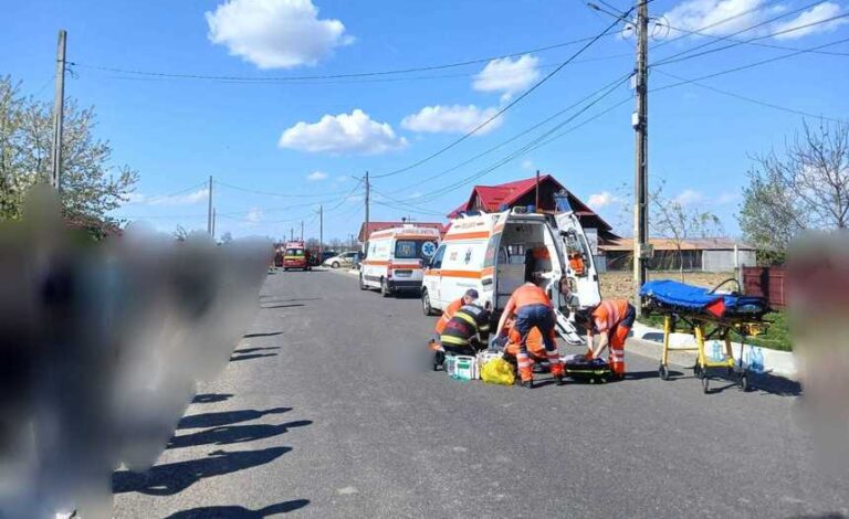 Suceava: Doi pietoni, o femeie şi un copil, acroşaţi de un autoturism, pe raza localităţii Forăşti