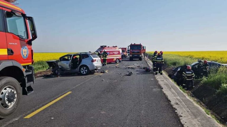 Un mort şi trei răniţi, după ce două maşini s-au ciocnit pe un drum din Teleorman. O femeie, transportată cu elicopterul la Bucureşti