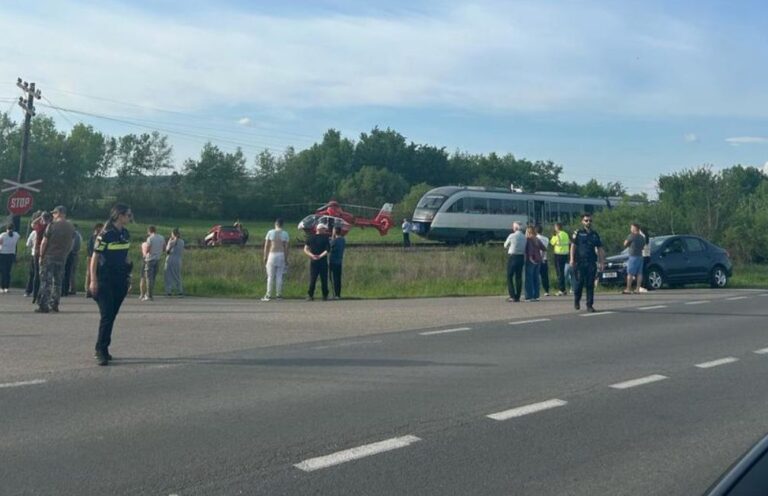 Maşină lovită de tren în Timiş. Un bărbat şi soţia sa au murit. Motorul maşinii s-ar fi oprit pe linia ferată