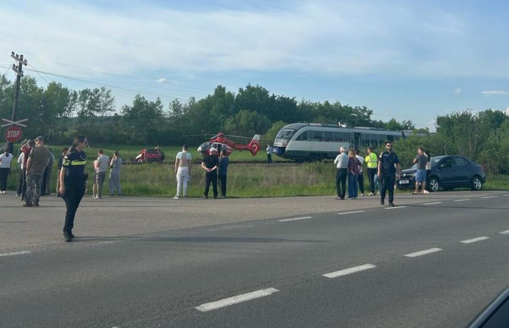 Maşină lovită de tren în Timiş. Un bărbat şi soţia sa au murit. Motorul maşinii s-ar fi oprit pe linia ferată