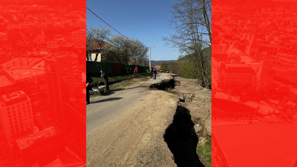 Alba: Alunecare de teren în satul Lunca. Accesul auto spre cele peste 50 de case aflate în amonte, restricţionat