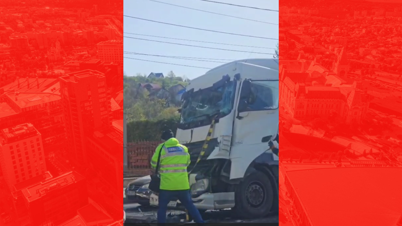 VIDEO Impact între două autocamioane încărcate cu cereale, pe șoseaua Bucium. Un șofer a rămas încarcerat
