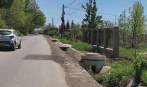 O surpriză pentru cei ce vor să evite Podu Iloaiei. Drum județean abia modernizat, brăzdat de cratere pentru o rețea de apă
