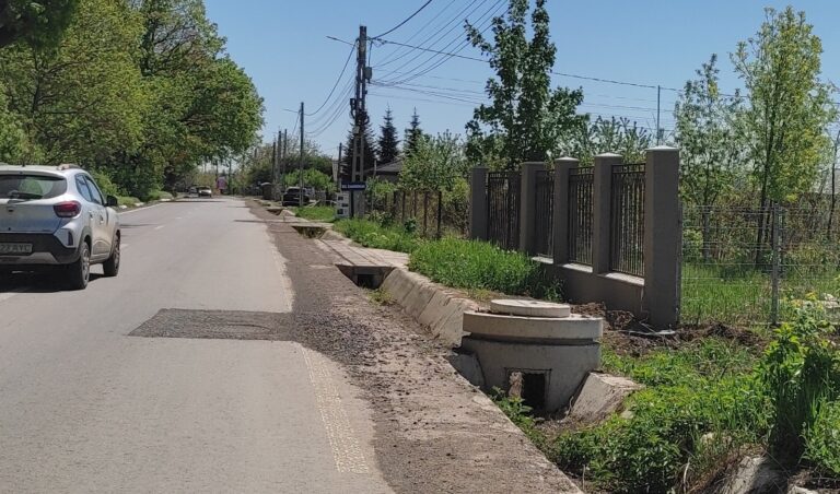 O surpriză pentru cei ce vor să evite Podu Iloaiei. Drum județean abia modernizat, brăzdat de cratere pentru o rețea de apă