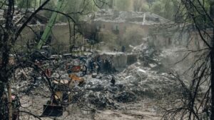 Racheta care a lovit blocul de locuințe din Kiev era de proveniență nord-coreeană, afirmă o sursă ucraineană. Un nou bilanț al atacului indică opt morți și 90 de răniți