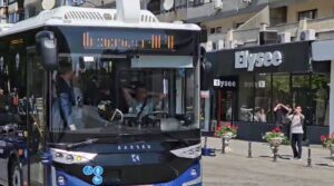 VIDEO – Un autobuz fără șofer, interzis de lege, surprins când se plimbă prin centrul Iașului