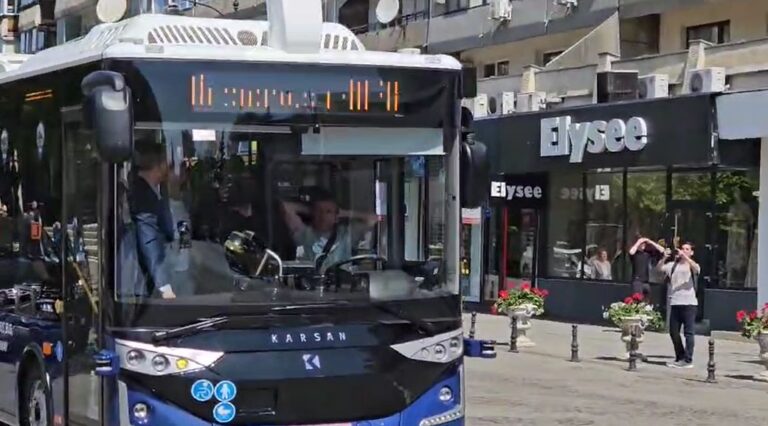 VIDEO – Un autobuz fără șofer, interzis de lege, surprins când se plimbă prin centrul Iașului