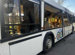 O dronă rusească a ucis nouă oameni într-un autobuz din Ucraina