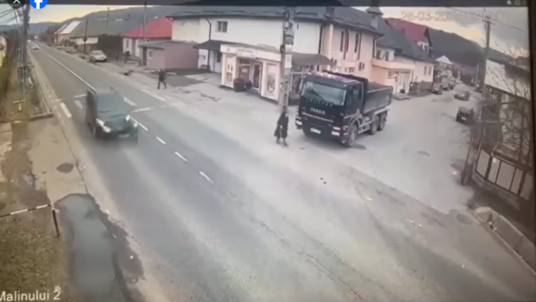 Imagini șocante - A trecut efectiv camionul peste ea, iar victima, o pensionară, nu a pățit nimic foarte grav