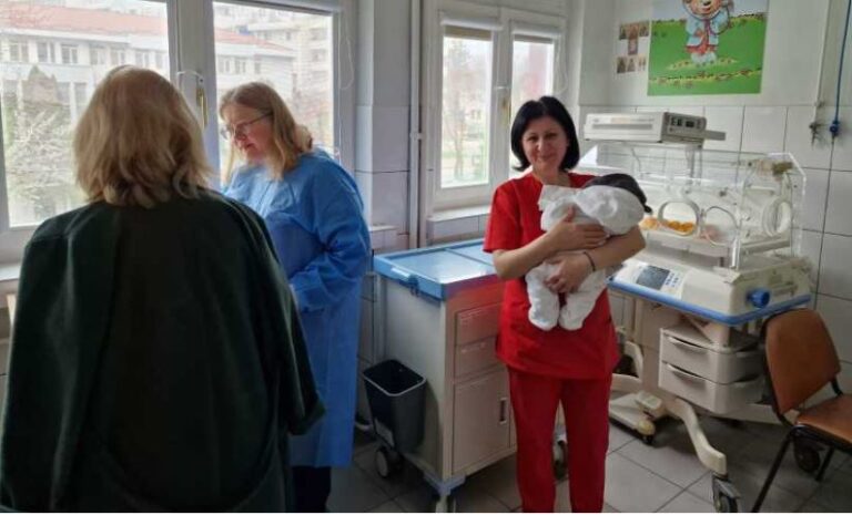 Bebelușul aruncat în toaletă la Pașcani la scurt timp după naștere va ajunge la un asistent maternal din Mureș