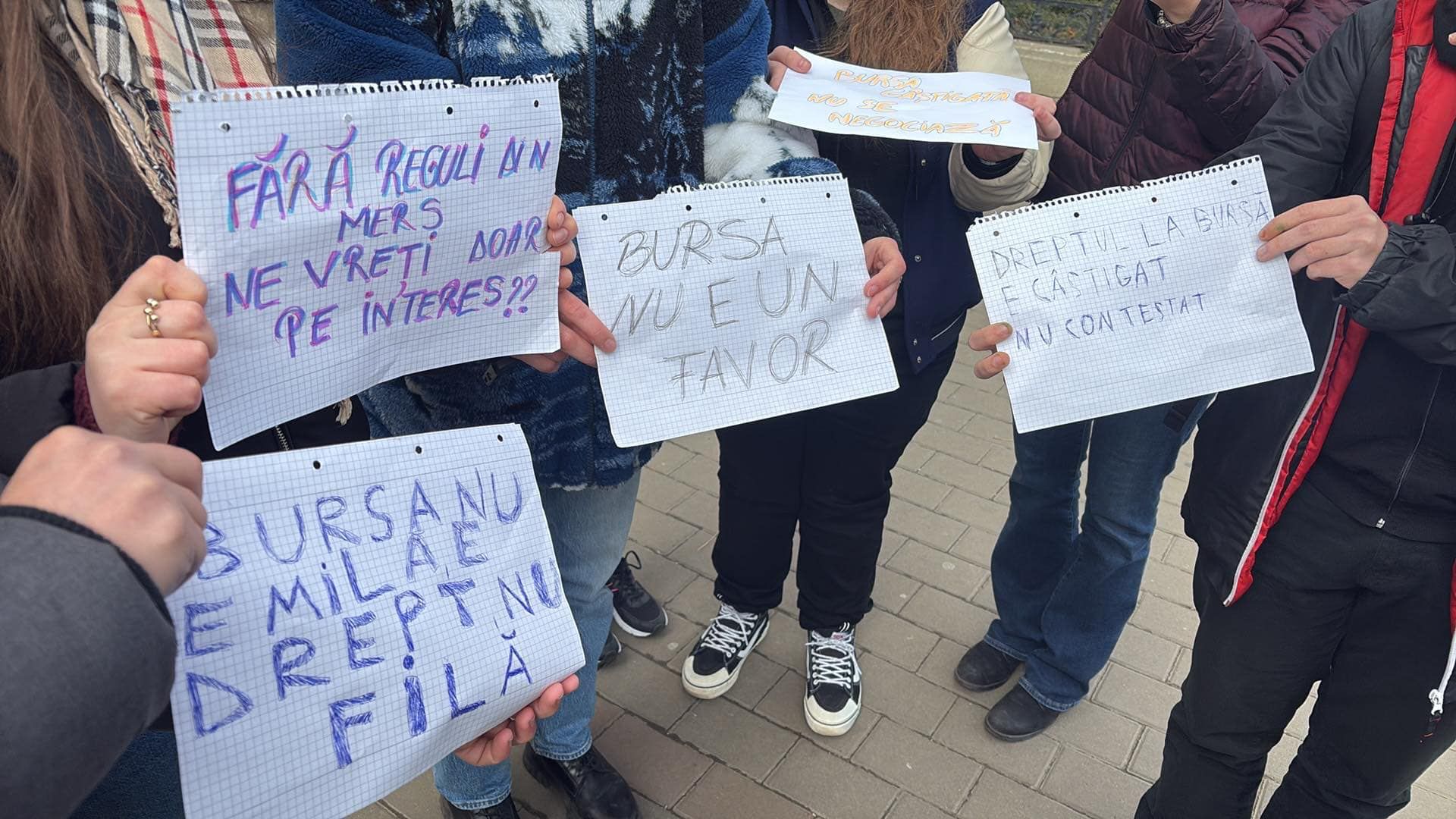 „Studenți de 10 nu iau bursă, dar iau restanțierii”. Scandalul burselor reevaluate de la „Cuza” iese de pe rețelele sociale pe holuri: protest în stradă