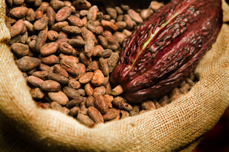Preţurile la cacao, cafea şi zahăr scad pe fondul incertitudinilor provocate de tarifele impuse de Donald Trump