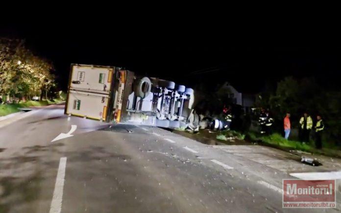 Drumul european 58, Iași - Botoșani, blocat de un tir răsturnat de-a curmezișul. Șoferul, în stare de șoc