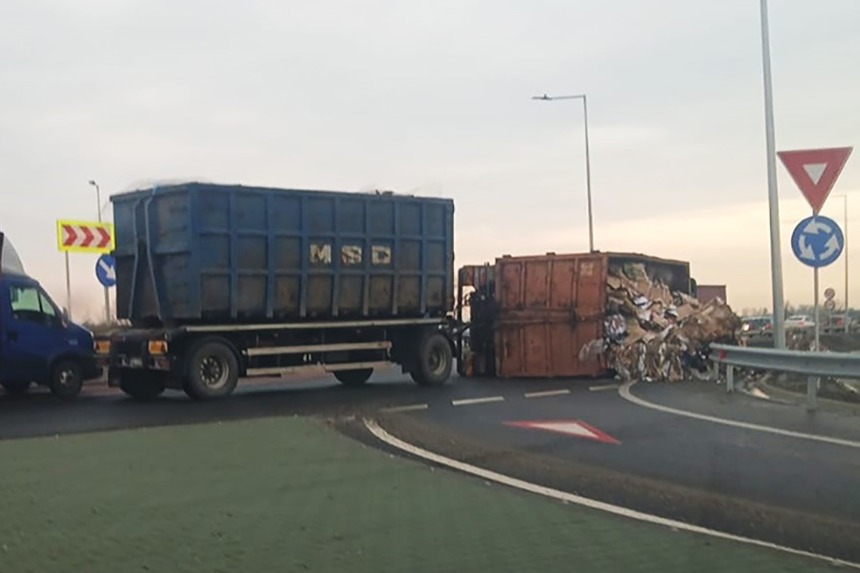 Un camion cu deşeuri reciclable s-a răsturnat pe breteaua de acces către Autostrada A7 Buzău-Focşani