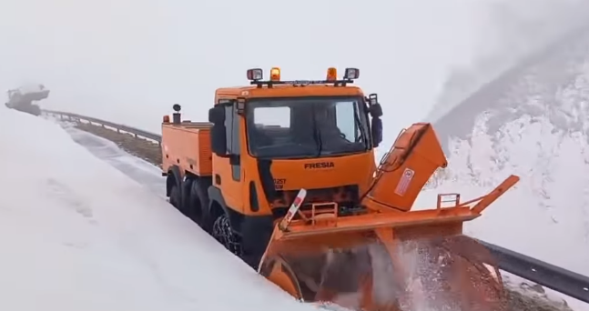 Se lucrează la deszăpezirea DN 67C - Transalpina 
