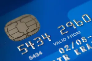 Ce trebuie să știți înainte să semnați un contract cu banca. Experții explică unde apar cele mai mari capcane. „Să intre în bancă precum într-un supermarket”