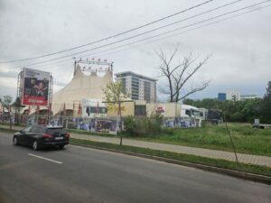FOTO - A venit circul la Iași! Locul mai neobișnuit unde a fost ridicat cortul