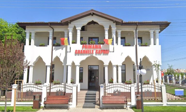 Comuna unde primarul se dă peste cap să-l țină pe secretar în funcție