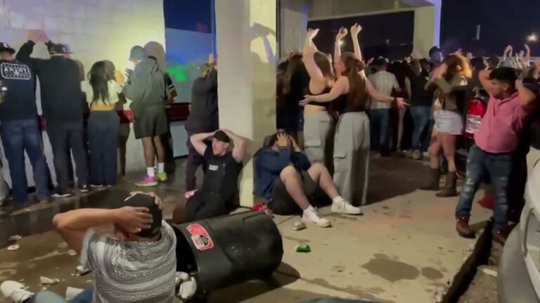 VIDEO Razie a poliției într-un club de noapte la Colorado Springs SUA, peste 100 de imigranţi ilegali arestaţi 