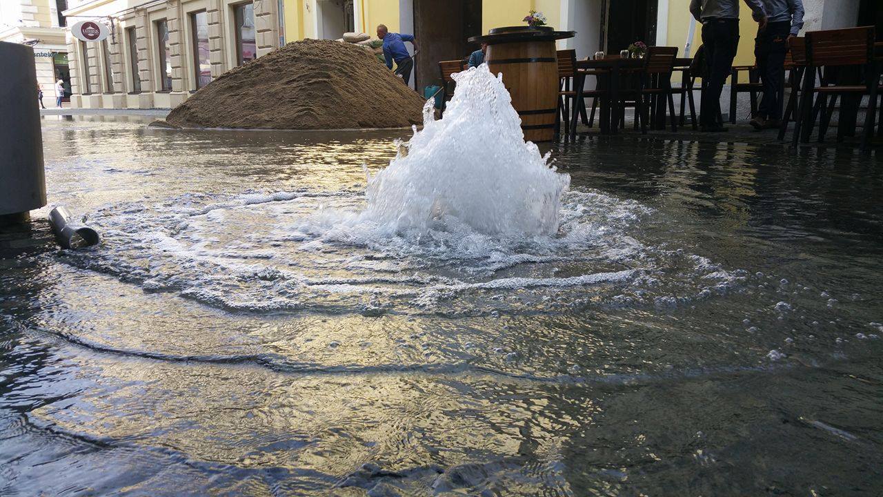 Sub Iași „băltește” un iaz cât cel de la Podu Iloaiei, apă curată ca lacrima. Ne costă pe toți bani grei, indirect, pe factură