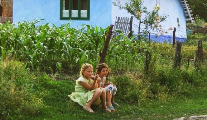 România fără copii, țară fără viitor | În satele din Iași încă se mai nasc mulți copii. Din păcate, mulți în familii cu probleme și de la mame minore. „Totul se rezumă la sărăcie”