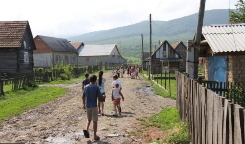 România fără copii, țară fără viitor | În satele din Iași încă se mai nasc mulți copii. Din păcate, mulți în familii cu probleme și de la mame minore. „Totul se rezumă la sărăcie”