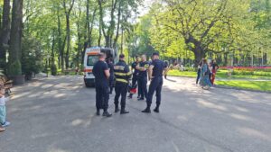 UPDATE Trei trecători au fost loviți de creanga unui copac, în parcul Copou, chiar lângă teiul lui Eminescu