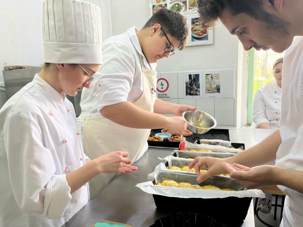  cozonaci-elevi-economic-Iasi3