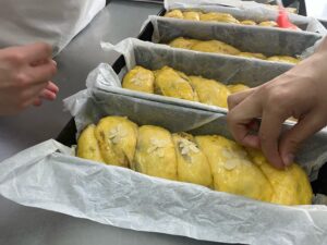 Secretul cozonacului reușit, deslușit chiar de un grup de elevi. „Toate ingredientele sunt ținute la cald, dar este și pasiune” | GALERIE FOTO/VIDEO