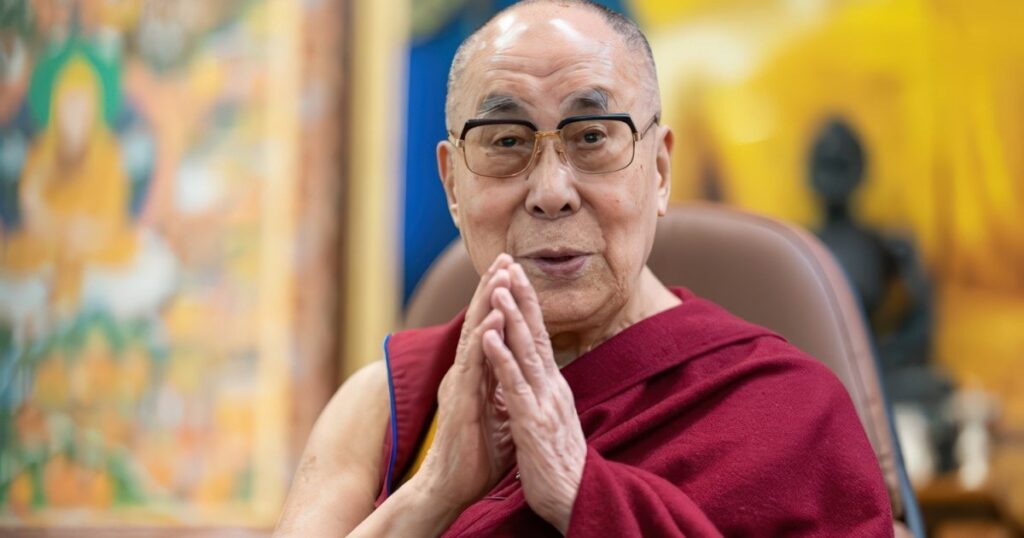  Dalai Lama îi aduce un omagiu lui Francisc I, care „se devota serviciului celorlalţi”