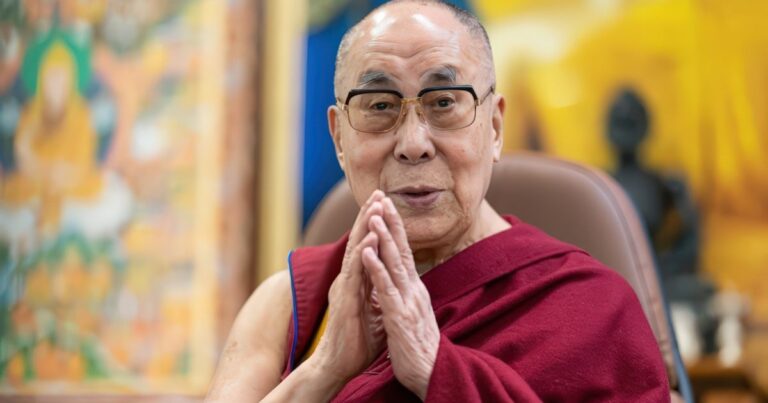 Dalai Lama îi aduce un omagiu lui Francisc I, care „se devota serviciului celorlalţi”