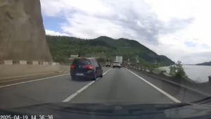 VIDEO Tragedie evitată la limită chiar în locul în care un microbuz a căzut în Dunăre în urmă cu câteva zile. Depășire de „infarct” făcută de un șofer teribilist