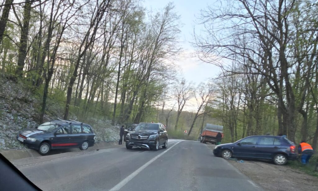 Accident într-o curbă la Bordea pe DJ 248, drumul spre Scânteia-Vaslui, cu două mașini derapate