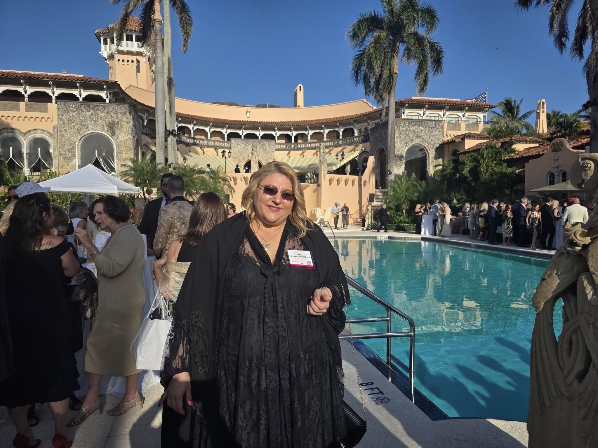 „Întâlnire de gradul zero” la Mar-a-Lago. Diana Șoșoacă a purtat o discuție cu „emisarul lui Ciolacu”, Dragoș Sprînceană, acasă la Donald Trump