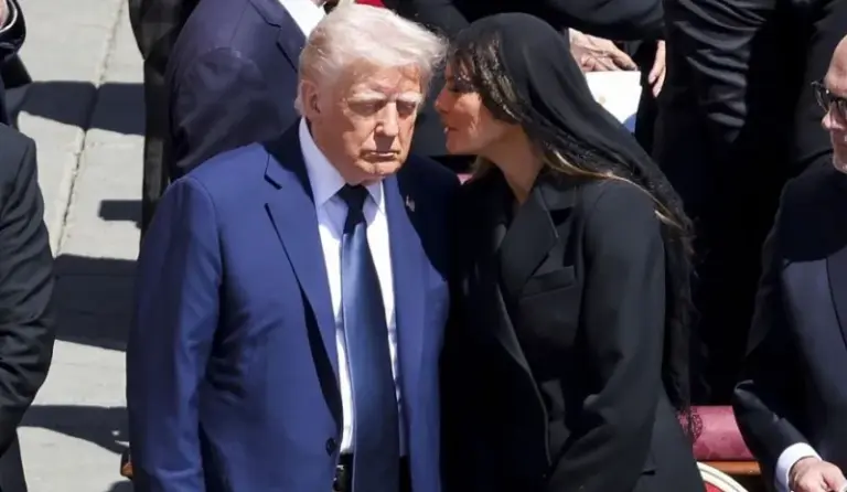 Ce i-a șoptit Melania Trump la ureche în „5 cuvinte” președintelui SUA la înmormântarea Papei Francisc