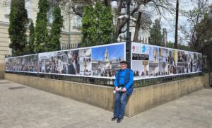 Retrăiește vizita Papei Francisc la Iași. Expoziție de fotografii în aer liber la Muzeul Unirii