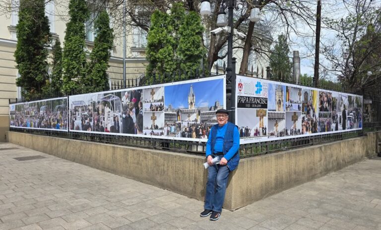 Retrăiește vizita Papei Francisc la Iași. Expoziție de fotografii în aer liber la Muzeul Unirii