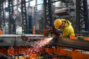 INS: Producţia industrială a scăzut în primul trimestru cu 4,2%, ca serie brută