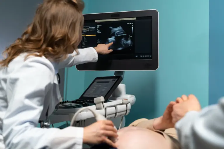 Fertilizarea in-vitro: sute de familii din Iași ținute „în șah” de două ministere care joacă ping-pong cu un important program național