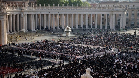 VIDEO Funeralii Papa Francisc. Aproximativ 200.000 de persoane în Piața Sfântul Petru 