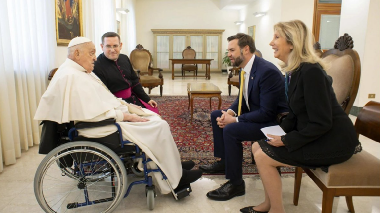 Ce spune J.D. Vance despre moartea Papei Francisc? Vicepreședintele SUA este ultimul demnitar cu care Papa s-a întâlnit înainte să moară