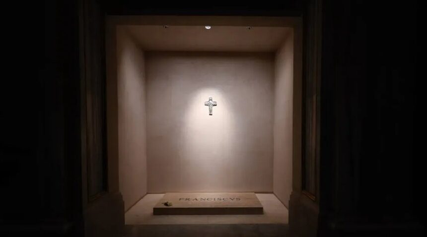  Vaticanul dezvăluie imagini ale mormântului Papei Francisc